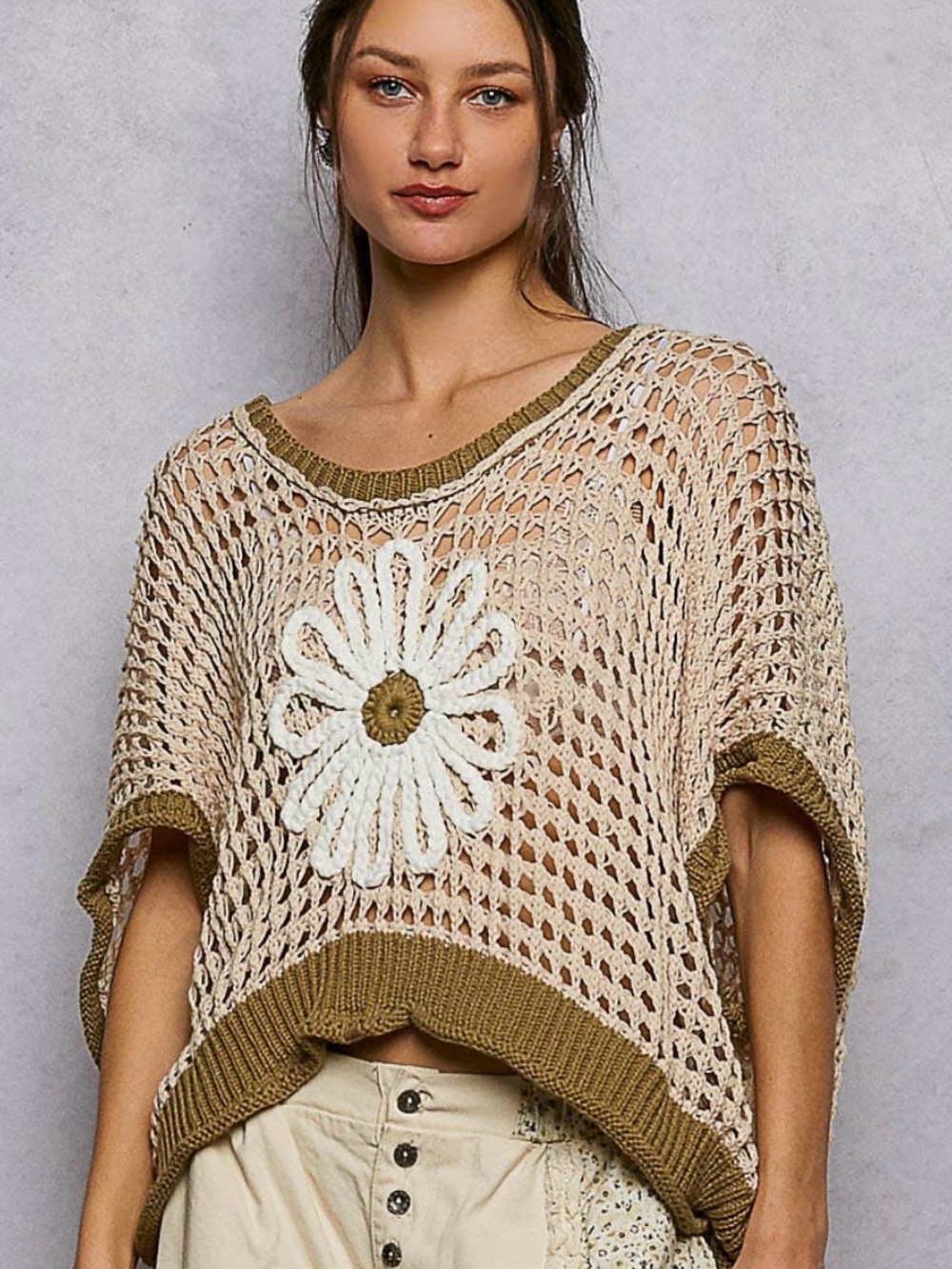 NWOT POL Daisy Charm Top in Beige and Olive Sz M